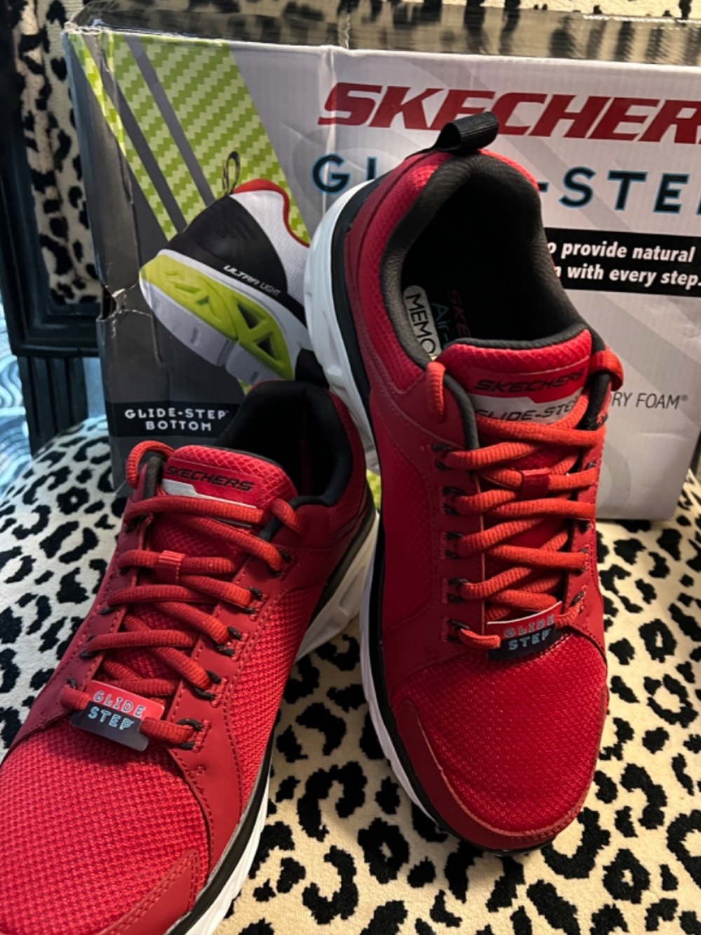 MEN’S  SKETCHER GLIDE STEP RED/BLACK  W/AIR COOLED MEMORY FOAM SIZE 8.5 NIB